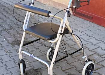 Chodzik dla starszej osoby