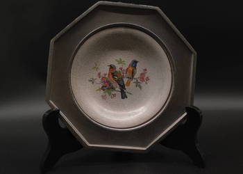 Ceramiczny talerz w oprawie cynowej