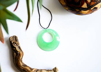 Okrągły, zielony wisiorek świecący w ciemności i UV handmade