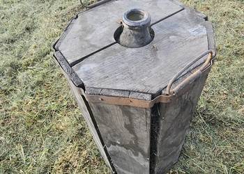 Stary  gąsior butla   kolekcjonerska   na wino w drewnie Stary  gąsior butla   kolekcjonerska   na wino w drewnie