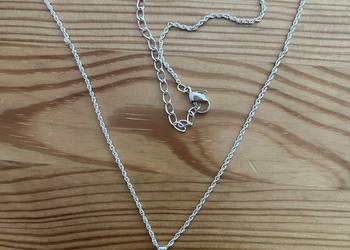 Srebrny wisiorek kółeczko z cyrkonią na łańcuszku