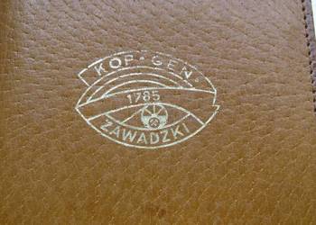 Pamiątkowy portfel skórzany z nadrukiem KOP.GEN. ZAWADZKI 1785 PRL