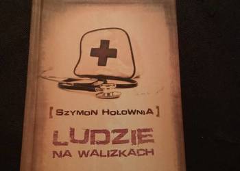 Ludzie na walizkach. Hołownia