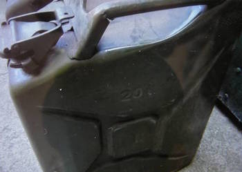Kanistry metalowe,20 litrow  30 zl/szt.
