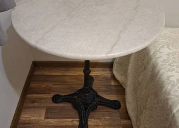 Stolik z marmurowym blatem i żeliwną nogą – styl bistro / vintage