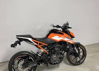 Ktm Duke 125 z 2018 roku. Pomarańczowe owiewki.