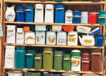 Kanki I naczynia emaliowane jako ozdoba do ogrodu z czasów prl