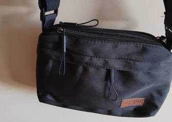 Czarna torebka crossbody / nerka SOSIDI