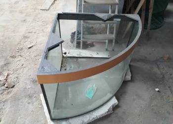 Narożne akwarium z szybą panoramiczną