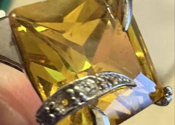 Piękny srebrny pierścionek z dużym cytrynem i cyrkoniami