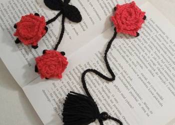 Róże wykonane na szydełku, zestaw zakładka do książki i brelok do kluczy