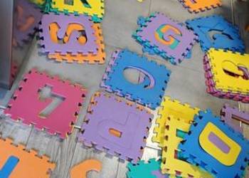 piankowa mata edukacyjna z puzzlami (litery i cyfry)