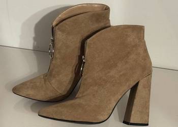 Beżowe botki na obcasie DeeZee z zamkiem i ozdobnym kółkiem