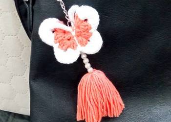 Motyl wykonany na szydełku, brelok do kluczy