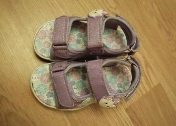 Świecące fioletowe sandałki