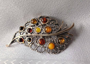 broszka srebrna w kształcie liścia z bursztynami