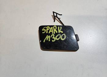CHEVROLET SPARK M300 ZAŚLEPKA HAKA ZDERZAKA PRZÓD 95961826