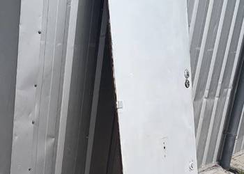 drzwi prawe metalowe solidne ciężkie zewnętrzne z futryną