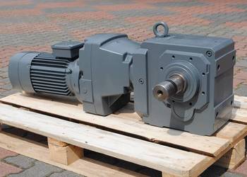 Motoreduktor kątowy 4kw. z regulacją 8,1-40obr. z hamulcem.