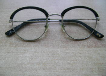 Starocie z PRL Okulary korekcyjne damskie +2,5 dioptrii rozstaw ramion 13cm