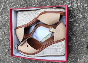 Buty z wolnymi palcami na koturnie beżowe