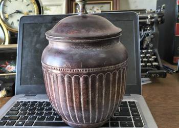 Dwa pojemniki na tyton