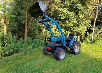 ISEKI TX1300 4x4 z ładowaczem czołowym Miniładowarka