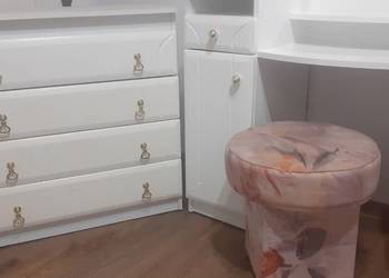 Komplet 5 elementów dla dziewczyny.  Toaletka, komoda, 2 nakasliki, pufa.