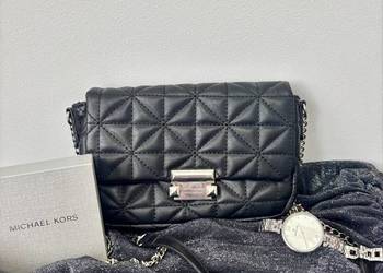 Pikowana torebka na łańcuszku