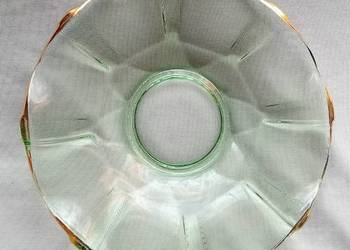 Talerzyk art deco w kolorze zieleni uranowej, ze złoconym obrzeżem.