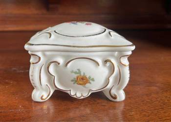 Puzderko. Syg. Gerold Tettau.  1937-1960. Porcelana ecru, Puzderko. Syg. Gerold Tettau.  1937-1960. Porcelana ecru,