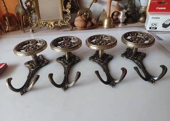 Cztery piękne wieszaki.