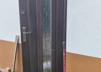 Drzwi zewnętrzne widoczne na zdjęciach wraz z framugą