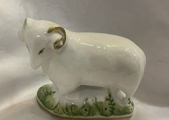 Porcelanowa figurka barana – Ćmielów, ręcznie malowana