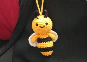 Pszczoła wykonana na szydełku, brelok, zawieszka