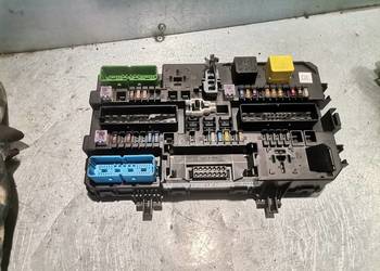 OPEL ASTRA III H SKRZYNKA BEZPIECZNIKÓW 13180775