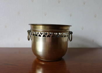 mosiężna osłona na doniczkę w ażurowe serduszka