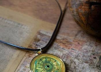 Własnoręcznie robiony naszyjnik z żywicy z kompasem