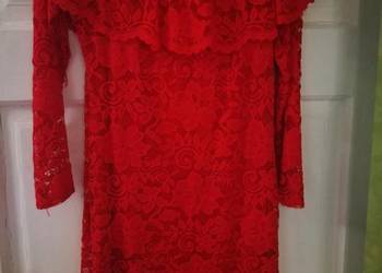 Czerwona koronkowa sukienka-hiszpanka.