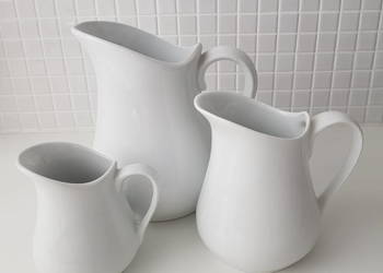 Trzy dzbanki białe zestaw
