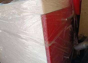 Szafką podwieszana biała zy zlewem i baterią łazienkowa
