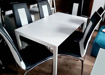 Stół rozkładany z krzesłami