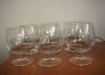 stary kieliszek do koniaku z liściem klonowym