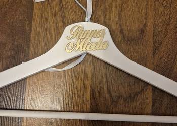 Witam serdecznie sprzedam wieszak Panna Młoda biały ze złotym napisem