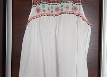 Bluzka z kolorowym haftem