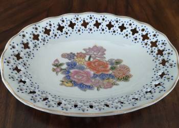Mały ozdobny półmisek/paterka z ażurowej porcelany.