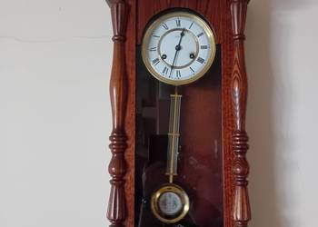 Zegar ścienny z wahadłem firmy Hermle