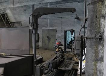 Żuraw obrotowy do obsługi stanowiska roboczego