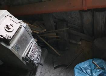 Grube pieńki i szczapy drewna opałowego – sezonowane, twarde drewno