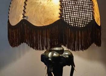 Drewniana, rzeźbiona lampa "Trzy słonie" - skórzany abażur
